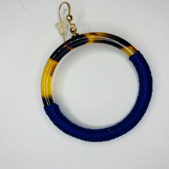 LISA AUGUST Vegan Tortoise Hoop Earrings - Picture 5 of 5